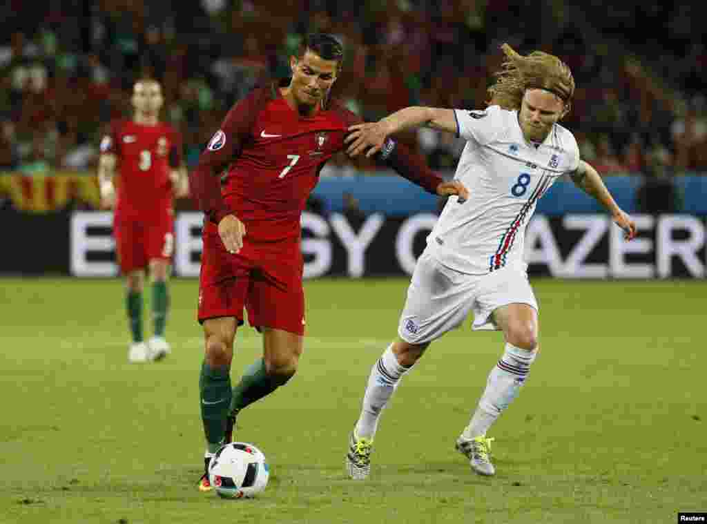 Криштиану Роналду (игрок под номером 7) возглавляет команду Португалии. Она сыграла вничью с командой Исландии - 1&nbsp;:&nbsp;1. Сент-Этьен, 14 июня 2016 года.