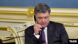 Президент Украины Петр Порошенко говорит по телефону с Надеждой Савченко. 