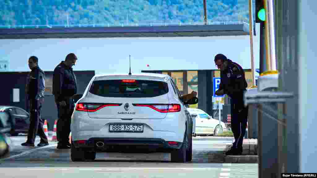 КОСОВО / СРБИЈА - Косовската Влада објави дека на денешните преговори со српската делегација во Брисел не е постигнат видлив напредок во приближувањето на ставовите меѓу двете страни. Од кабинетот на премиерот Авдулах Хоти соопштија дека на преговорите предводени од координаторот на косовската Влада за дијалогот, Скендер Хисени и директорот на српската Канцеларија за Косово, Петар Петковиќ, станало збор за пензиите и катастарот.