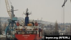 Иностранное судно под флагом Танзании в морском порту Керчи, иллюстрационное фото