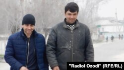 Ширинбек Бозоров (справа), один из трех таджикских мигрантов, который обеспечил электричеством родной поселок.
