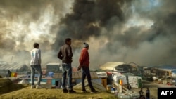 Пожар во мигрантскиот камп познат како „Џунгла“ во близина на градот Кале на 26 октомври 2016