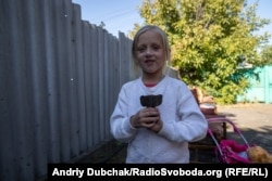Тома з хвостовиком від міни на сусідському подвір’ї, де поранило її сестру і двоюрідного брата. Мар'їнка, 24 вересня 2019 року.