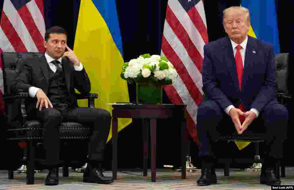 Donald Trump volt amerikai elnök még a választás éjjelén felhívta Zelenszkijt, hogy gratuláljon a győzelméhez. Az ominózus telefonbeszélgetésre július 25-én került sor kettejük között, amikor Trump arra kérte az ukrán államfőt, hogy indítson korrupciós vizsgálatot Joe Biden&nbsp;&ndash; az akkori&nbsp; elnökjelölt&nbsp;&ndash; fia ellen, aki korábban egy ukrán gázipari cég igazgatótanácsának tagja volt. Zelenszkij ezzel a Trump elleni impeachmenteljárás kellős közepén találta magát