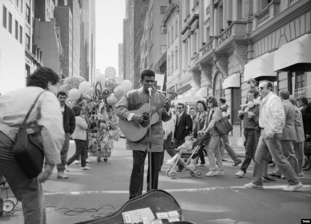 Вуличний музикант у центрі Нью-Йорка, 1989 рік
