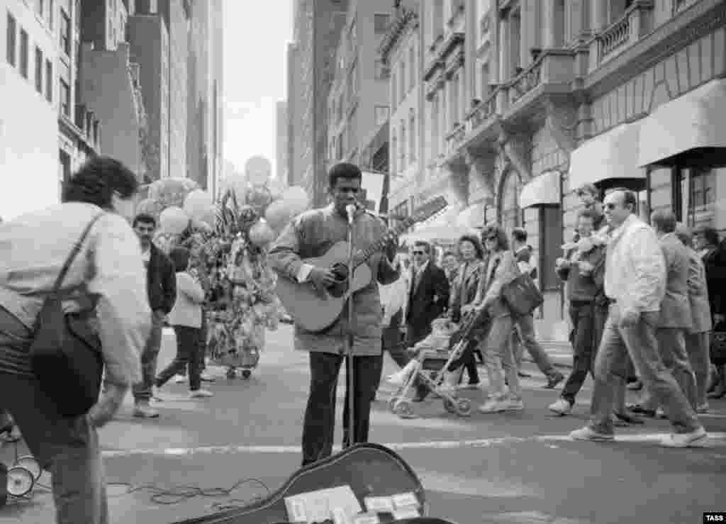 A busker in downtown New York in 1989.