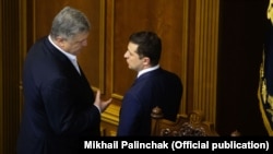 Бывший президент Украины Пётр Порошенко (слева) и действующий президент Владимир Зеленский, март 2020 года