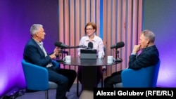 Invitații permanenți ai Eugeniei Crețu la podcastul „Dincolo de Știri”, analiștii politici, Igor Boțan (stânga) și Nicolae Negru, în studioul Europei Libere