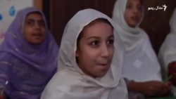 پېښور کې یو فعال بې وزله ماشومانو ته وړیا تعلیم ورکوي