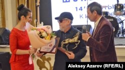 Победитель в номинации «Лучший кинорежиссер» Ардак Амиркулов за фильм «В безмолвии». Справа – председатель Союза кинематографистов Казахстана Ермек Турсунов. Алматы, 19 ноября 2018 года.