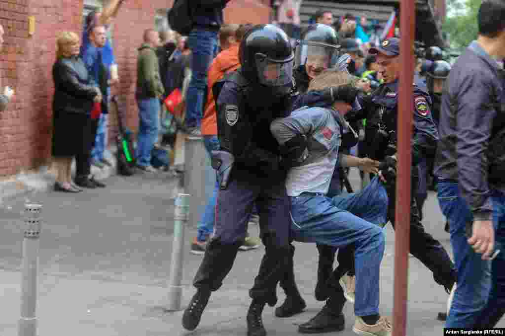 Moscow police detain demonstrators on July 14 outside Moscow Election Commission headquarters demanding opposition candidates be put on the ballot for upcoming city-council election. (RFE/RL / Anton Sergienko)