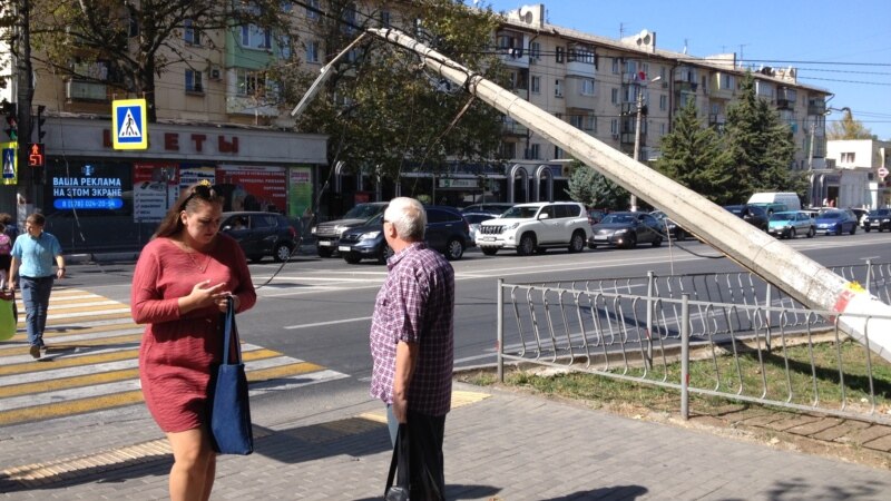 В Севастополе троллейбус свалил бетонный электрический столб (+фото)