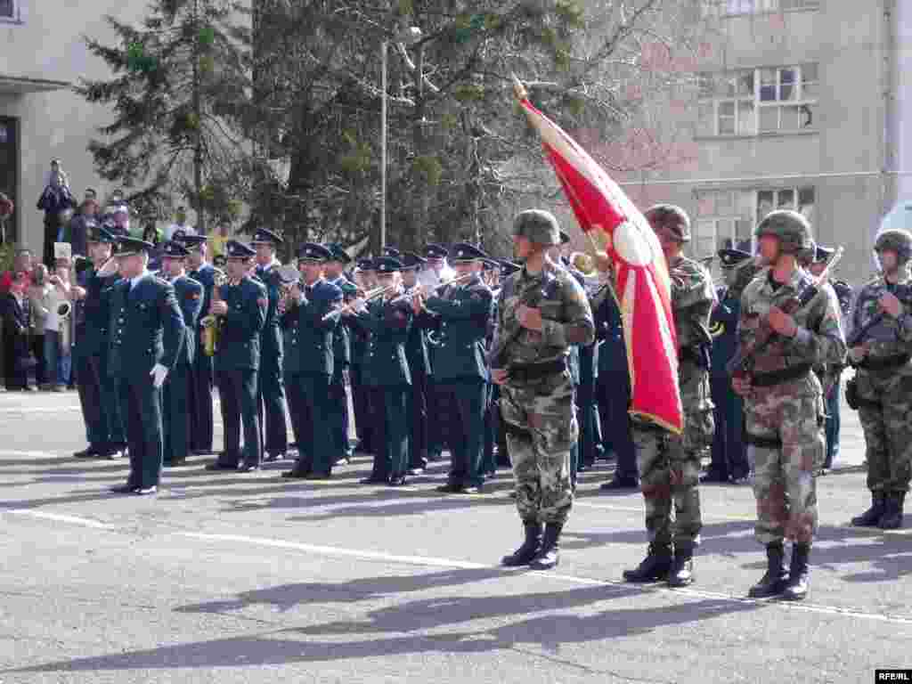 Свеченост по повод испраќањето на нов контингент македонски војници во Авганистан - Во касарната Илинден во Скопје свечено беше испратен контингентот на АРМ кој како дел од наменските сили ФЕНИКС ќе извршува задачи во рамки тена мисијата ИСАФ во Авганистан. 