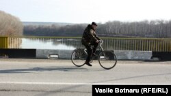 Moldova - bicycle, the bridge over the Dniester River, Vadul lui Voda, 11Jan2012