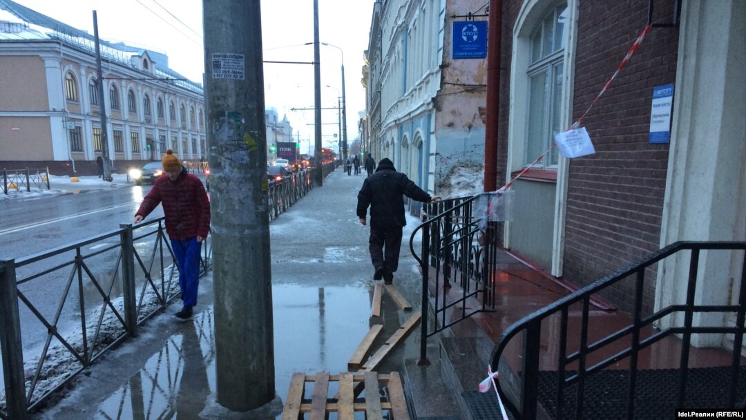 Улица Московская, центр Казани: днём лужа от края до края тротуара, ночью — голый лёд. И это ещё не самое плохое состояние тротуара в городе.