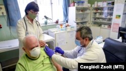 Oláh Józsefet oltja a háziorvosa az AstraZeneca termékével a Debrecenhez tartozó Halápon, 2021. március 12-én.