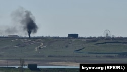 Стовп диму біля парку левів «Тайган» у Білогірському районі Криму. 17 квітня 2026 року