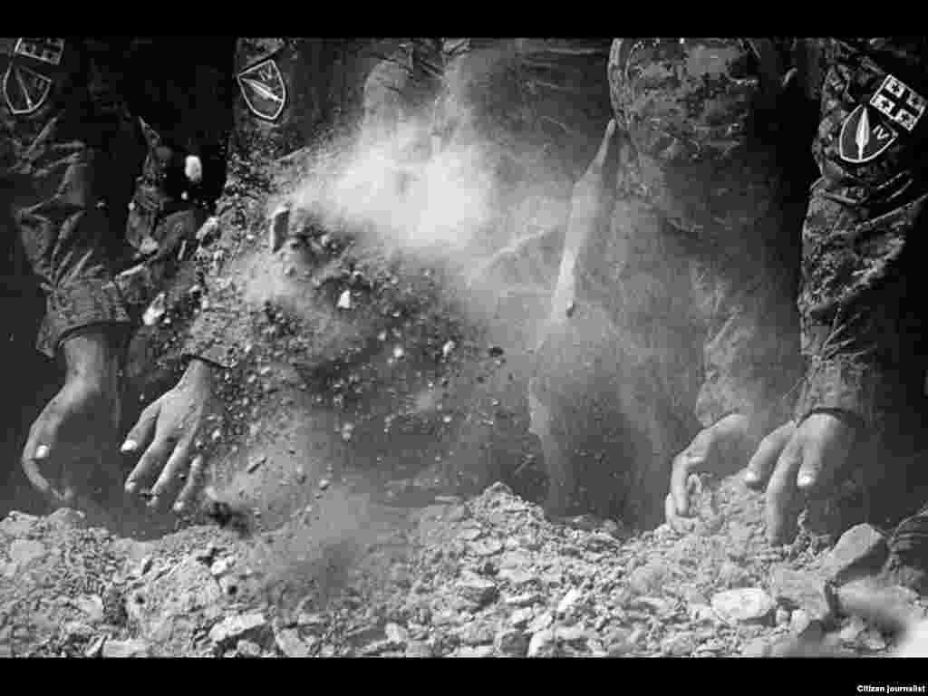 239 გიორგი კვიჟინაძე: "ამოუცნობი ჯარისკაცების დაკრძალვა"