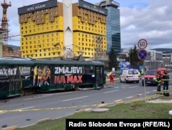 Jedna osoba je poginula, dvije povrijeđen nakon što je tramvja iskočio iz šina u centru grada.