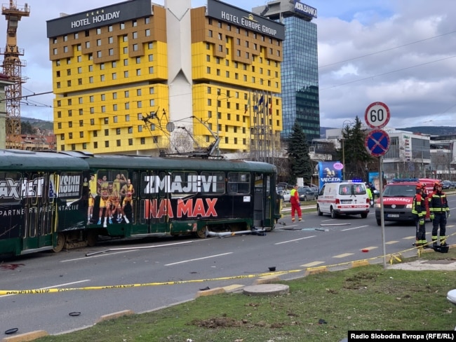 Jedna osoba je poginula, dvije povrijeđen nakon što je tramvja iskočio iz šina u centru grada.