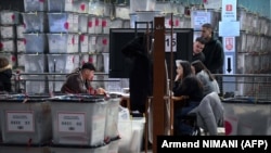 Komisionerë duke numëruar votat në Prishtinë më 23 janar 2026. 