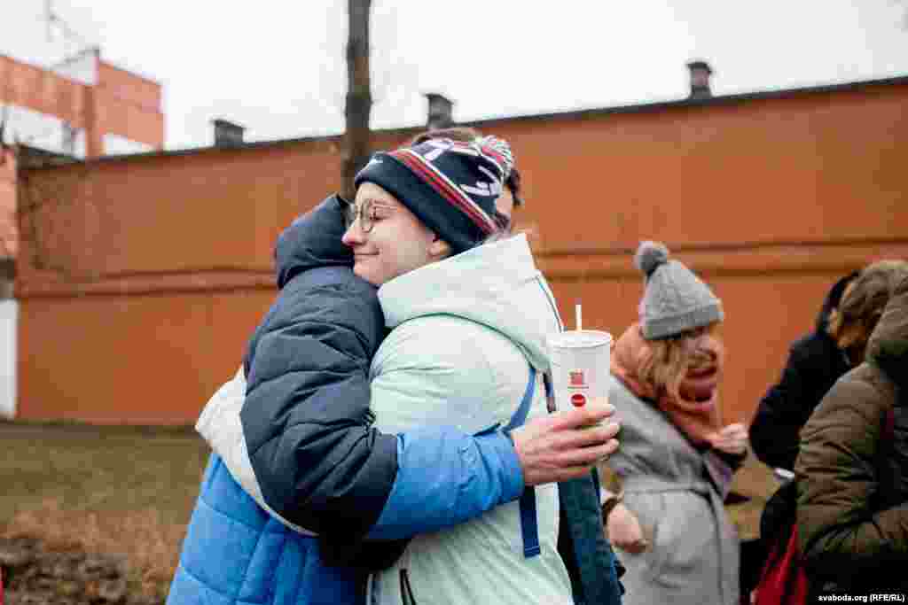 &laquo;Самае дзікае, на думку Пятра, &mdash; стаўленьне работнікаў ЦІП да зьняволеных: абразы, зьнявагі, пагрозы і нечалавечае стаўленьне. Гэта галоўнае, што робіць знаходжаньне ў ізалятары невыносным і нечалавечным&raquo;. &nbsp;