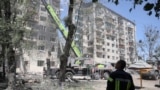 У Солом'янському районі Києва на другий день після російського комбінованого обстрілу, в результаті якого був зруйнований цілий під'їзд багатоповерхівки, тривали пошукові роботи. Рятувальники продовжували розбирати завали в пошуках зниклих безвісти. Київ, 18 червня 2025 року