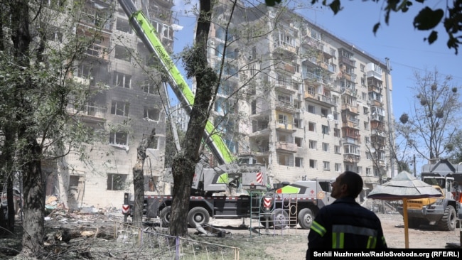 Кількість загиблих у Києві зросла до 28: рятувальна операція завершена (фоторепортаж)
