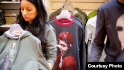 У цэнтральнай краме Масквы стартаваў продаж новай калекцыі адзеньня, прысьвечанай Пуціну (фота з ЖЖ martin.livejournal.com)