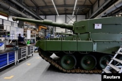 Rheinmetall, cel mai mare producător german de armament, a ales această hală de la Unterluess, vizitată în februarie și de cancelarul Olaf Scholz, pentru a produce muniție și echipament de artilerie.