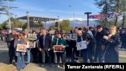 წალენჯიხაში კონცერტის მოწინააღმდეგეთა აქციის მონაწილეებს თან ჰქონდათ თბილისში ნაცემი დემონსტრანტების ფოტოები.