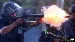 Policajac ispaljuje šok-bombu u centru Los Angelesa, 8. 6. 2025.