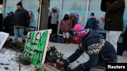 Временный мемориал на месте гибели Алекса Претти, одного из протестующих