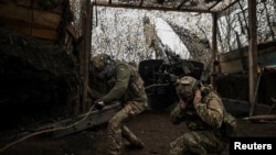 Артилеристи 152-ї ОЄБР ведуть вогонь з гаубиці по російських військах поблизу Покровська, Донецька область, 11 грудня 2025 року