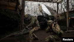 Артилеристи 152-ї ОЄБР ведуть вогонь з гаубиці по російських військах поблизу Покровська, Донецька область, 11 грудня 2025 року