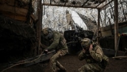 Артилеристи 152-ї ОЄБр ЗСУ ведуть вогонь з гаубиці по російських військах поблизу Покровська, Донецька область, 11 грудня 2025 року