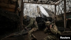 Артилеристи 152-ї ОЄБр ЗСУ ведуть вогонь з гаубиці по російських військах поблизу Покровська, Донецька область, 11 грудня 2025 року