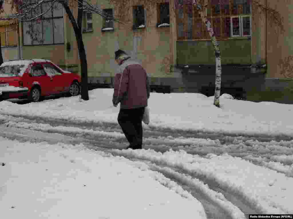 Битола затрупана со снег.