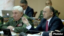 Armenia - Defense Minister Seyran Ohanian (R) and chief of the Armenian army staff, General Yuri Khachaturov, at a meeting in Yerevan, 28May2015.
