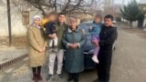 Азамат Нурмат уулу (второй слева) с родными