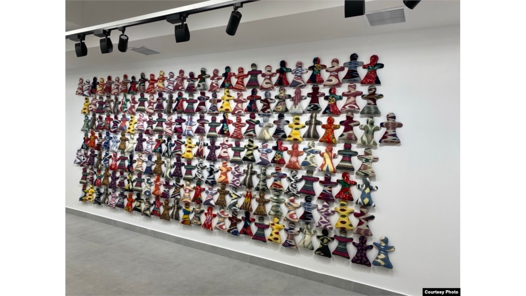 Әйелі досымен сорып жатыр