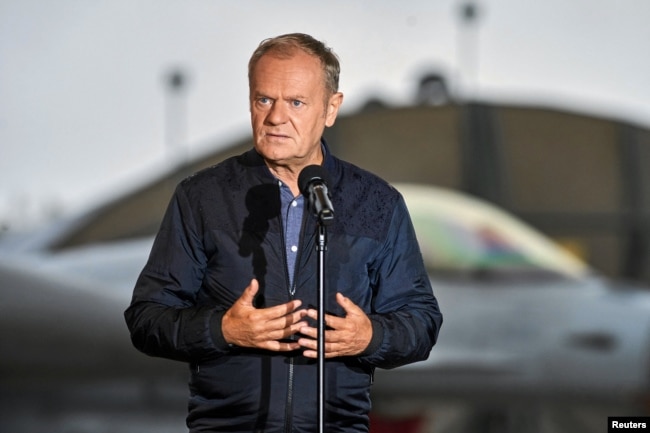 Прем'єр-міністр Польщі Дональд Туск дає пресконференцію щодо загрози, яку становлять російські безпілотники у польському повітряному просторі, Польща, 11 вересня 2025 року