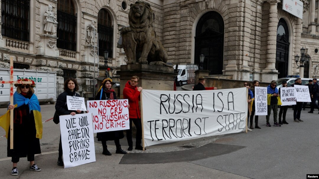 Anti-Ukraine-war protestors stand outside Vienna's Hofburg Palace during a Parliamentary Assembly of the OSCE this week.