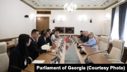 ჩინეთის სახალხო რესპუბლიკის „ეთნიკურ საკითხთა ეროვნული კომისიის“ (NEAC) დელეგაცია პარლამენტში.
