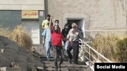 امیرعباس آزرموند، خبرنگار اقتصادی و کارشناس مسائل کارگری، پس از آزادی از زندان به قید وثیقه