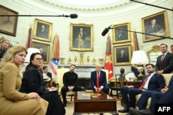 Donald Trump l-a primit pe Volodimir Zelenski în Biroul Oval de la Casa Albă, cei doi lideri angajându-se într-un schimb de replici în prezența propriilor delegații și presei.