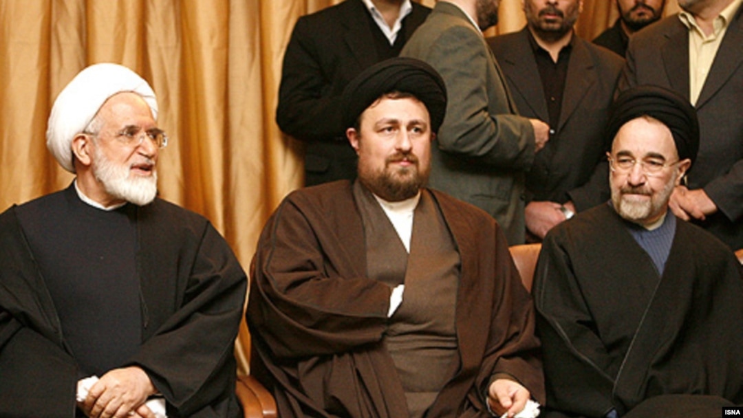 Hassan Khomeini (center), with reformist cleric Mehdi Karrubi (left) and ex-President Mohammad Khatami