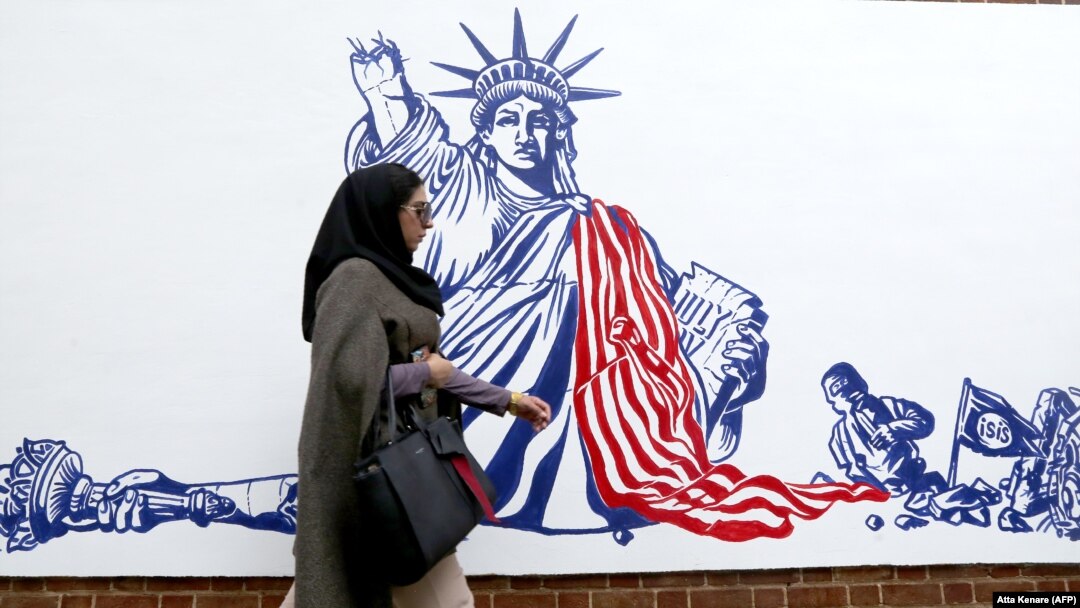 Frescă pe zidul fostei ambasade SUA din Teheran.