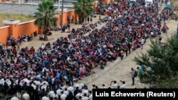 Migrante iz Hondurasa na putu ka SAD u Gvatemali zaustavlja policija, 17. januar 2021.