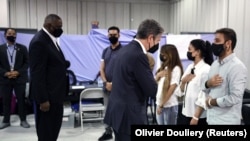 په قطر کې د افغان کډوالو په کمپ کې له افغانانو سره د امریکایي چارواکو لیدنه کتنه سپتمبر ۷-۲۰۲۱- ارشیف 